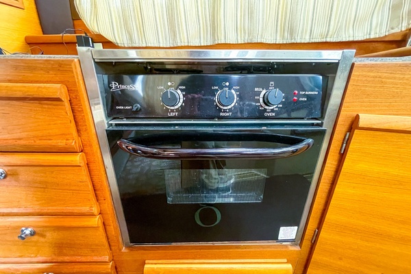 2015 Ranger Tug R29 S galley stove