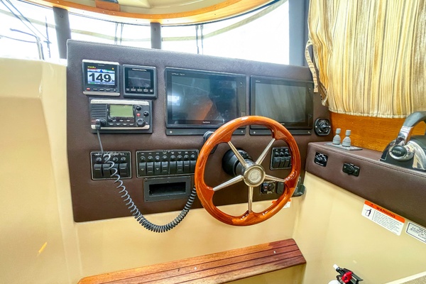 2015 Ranger Tug R29 S helm