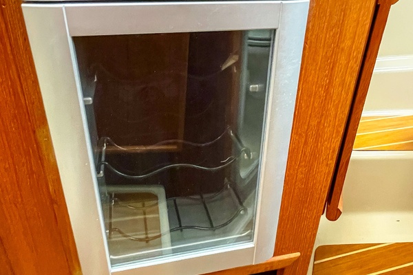 2015 Ranger Tug R29 S wine fridge