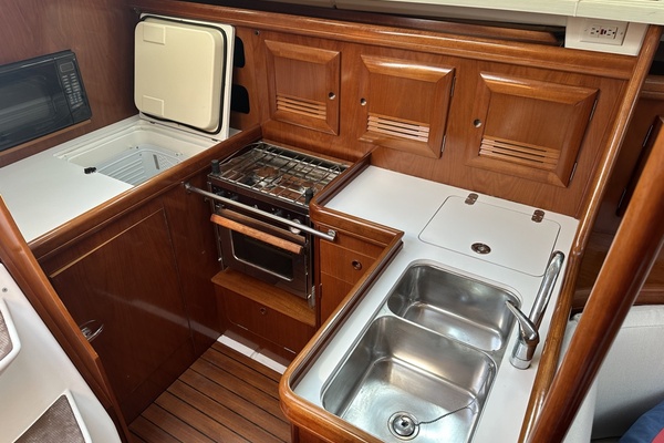 39ft Beneteau Yacht For Sale