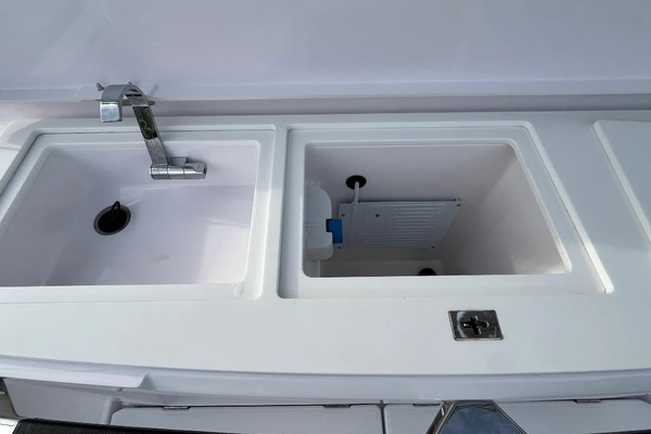 Axopar 37 XC Cross Cabin Yacht For Sale