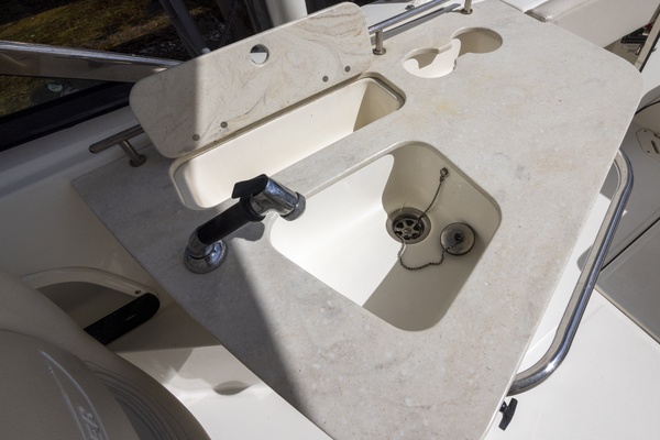 230 Vantage 23ft Boston Whaler Yacht For Sale
