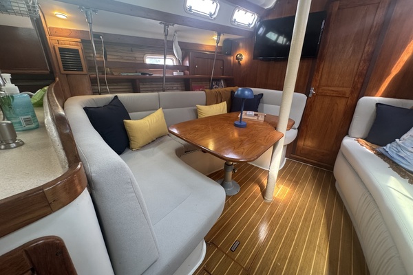 Lucky Dogs 38ft Catalina Yacht For Sale