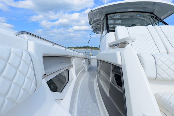 37ft Pursuit Yacht For Sale