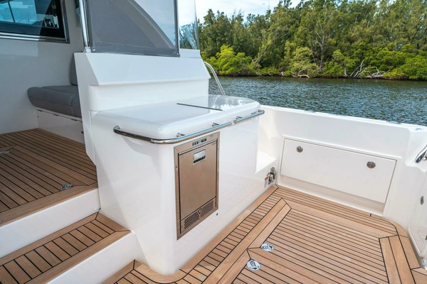 Riviera 465 SUV Yacht For Sale