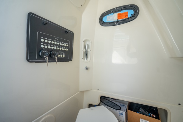28ft Boston Whaler Yacht For Sale