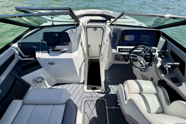 28ft Cobalt Yacht For Sale
