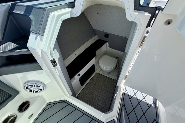 28ft Cobalt Yacht For Sale