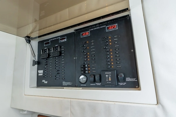 SeaVee 430 Fisharound Yacht For Sale