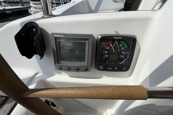 Banana Wind 40ft Jeanneau Yacht For Sale