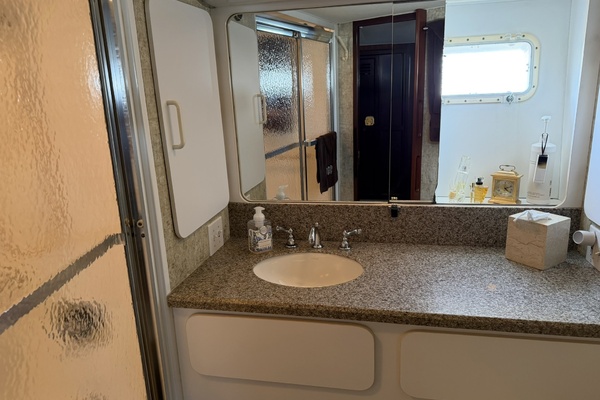 Resolute 63ft Hatteras Yacht For Sale
