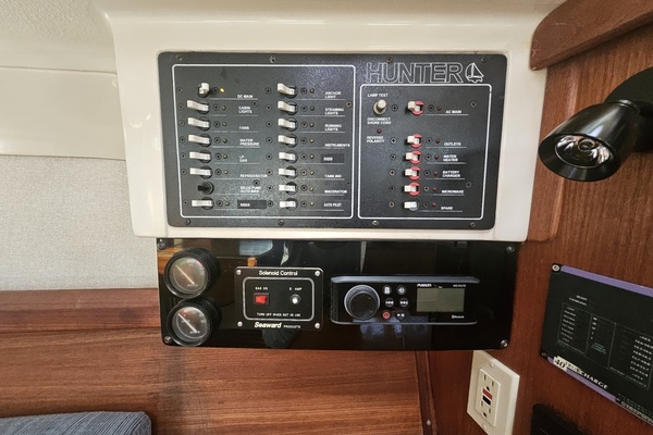 33ft Hunter Yacht For Sale