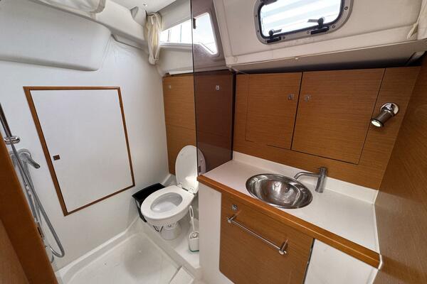 Layover 38ft Jeanneau Yacht For Sale