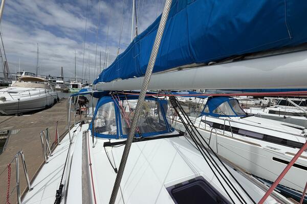 Layover 38ft Jeanneau Yacht For Sale