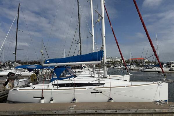 Layover 38ft Jeanneau Yacht For Sale