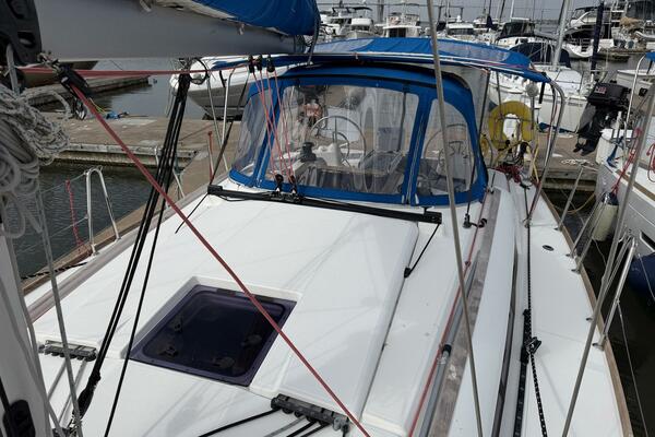 Layover 38ft Jeanneau Yacht For Sale
