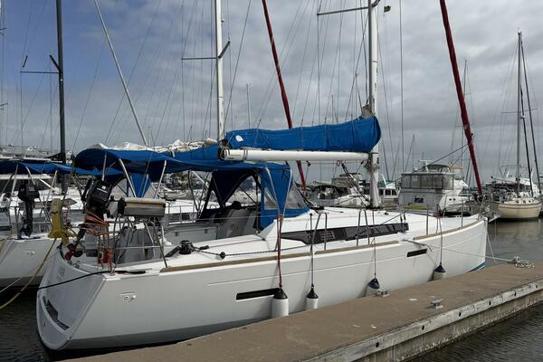 Layover 38ft Jeanneau Yacht For Sale
