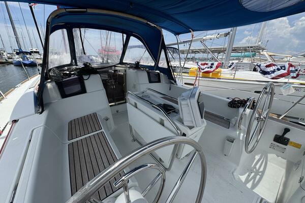Layover 38ft Jeanneau Yacht For Sale