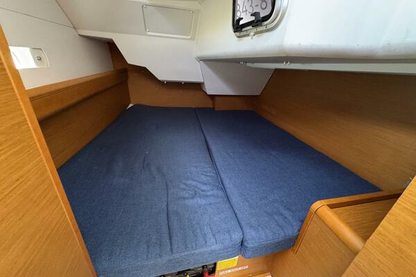 Layover 38ft Jeanneau Yacht For Sale