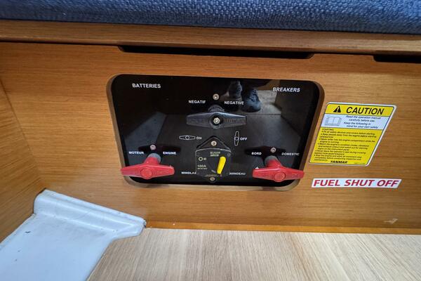 Layover 38ft Jeanneau Yacht For Sale