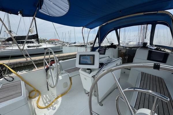 Layover 38ft Jeanneau Yacht For Sale