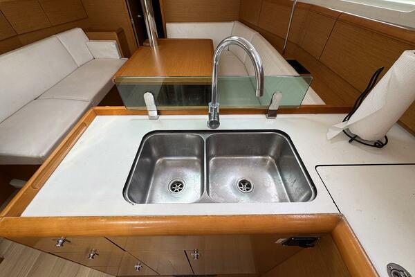 Layover 38ft Jeanneau Yacht For Sale
