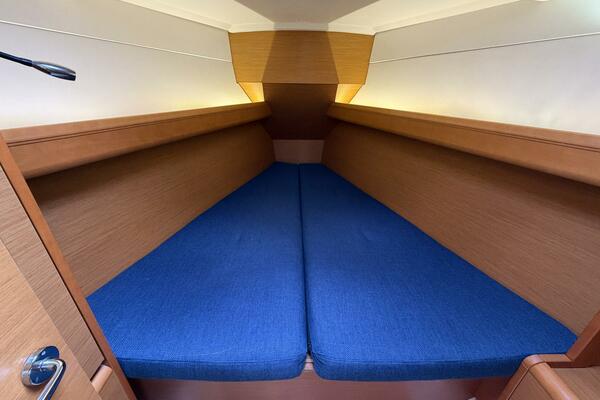 Layover 38ft Jeanneau Yacht For Sale