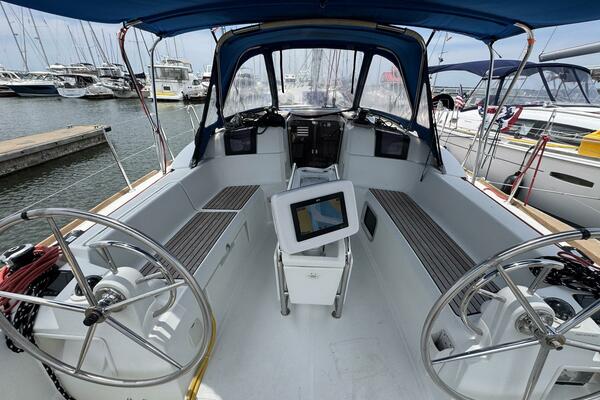 Layover 38ft Jeanneau Yacht For Sale
