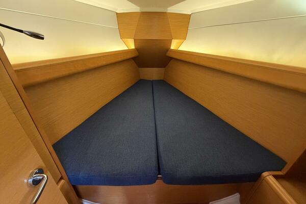 Layover 38ft Jeanneau Yacht For Sale