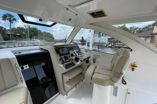 Pursuit 325 OS - Wait N' Line