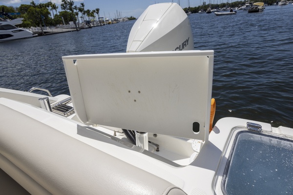 230 Outrage 23ft Boston Whaler Yacht For Sale