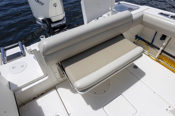230 Outrage 23ft Boston Whaler Yacht For Sale