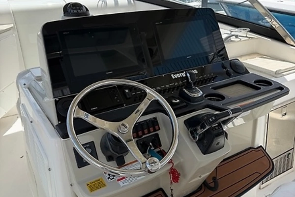 Everglades 360LXC Yacht For Sale
