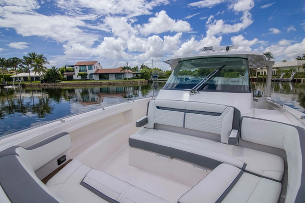 Tiara Yachts 38LS Yacht For Sale
