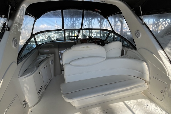 EXECUTIVE RETREAT 34ft Sea Ray Yacht For Sale