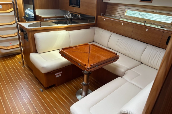Catalina 425 Yacht For Sale