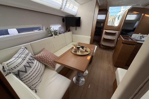 VIVANTE 41ft Jeanneau Yacht For Sale