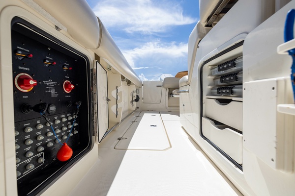 33ft Boston Whaler Yacht For Sale