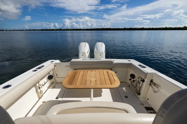 Boston Whaler 330 Outrage Yacht For Sale