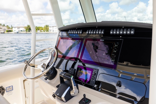 33ft Boston Whaler Yacht For Sale