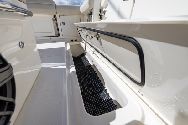 33ft Boston Whaler Yacht For Sale