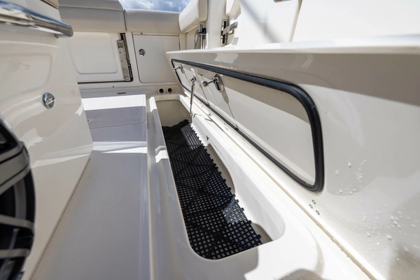 Boston Whaler 330 Outrage Yacht For Sale