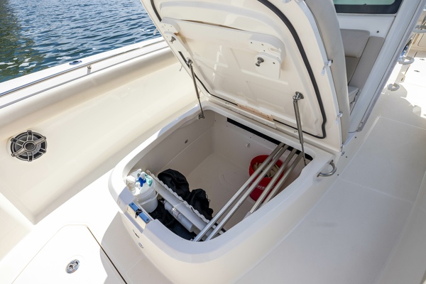 33ft Boston Whaler Yacht For Sale