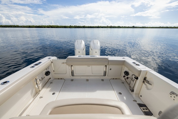 33ft Boston Whaler Yacht For Sale