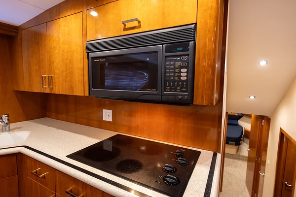 Hatteras 55 Convertible Yacht For Sale