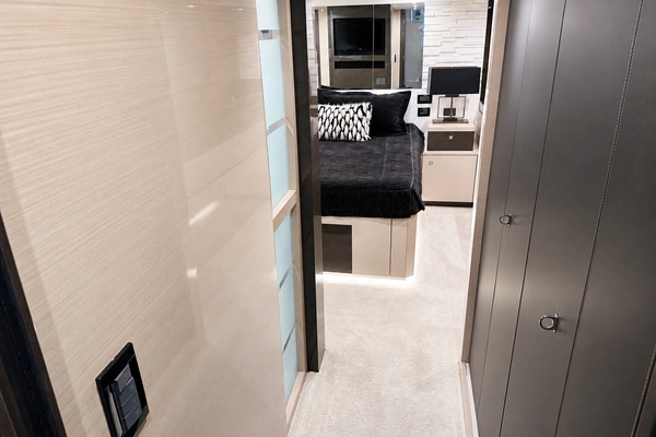 Cruisers 60 FLY Yacht For Sale