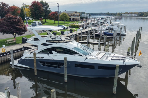 Cruisers Yachts - 60 FLY