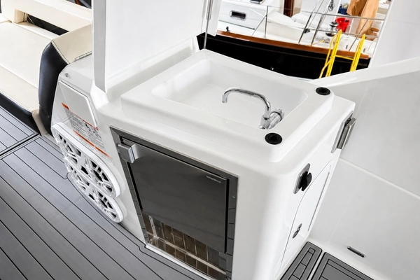 Cruisers 60 FLY Yacht For Sale