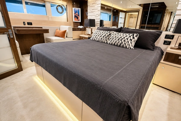 Cruisers 60 FLY Yacht For Sale