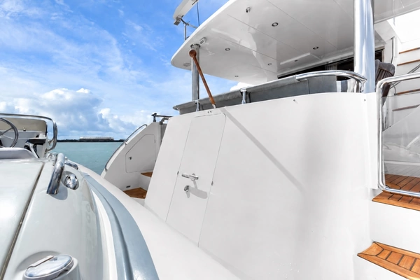 Hampton 760 Sky Lounge Motor Yachts Yacht For Sale